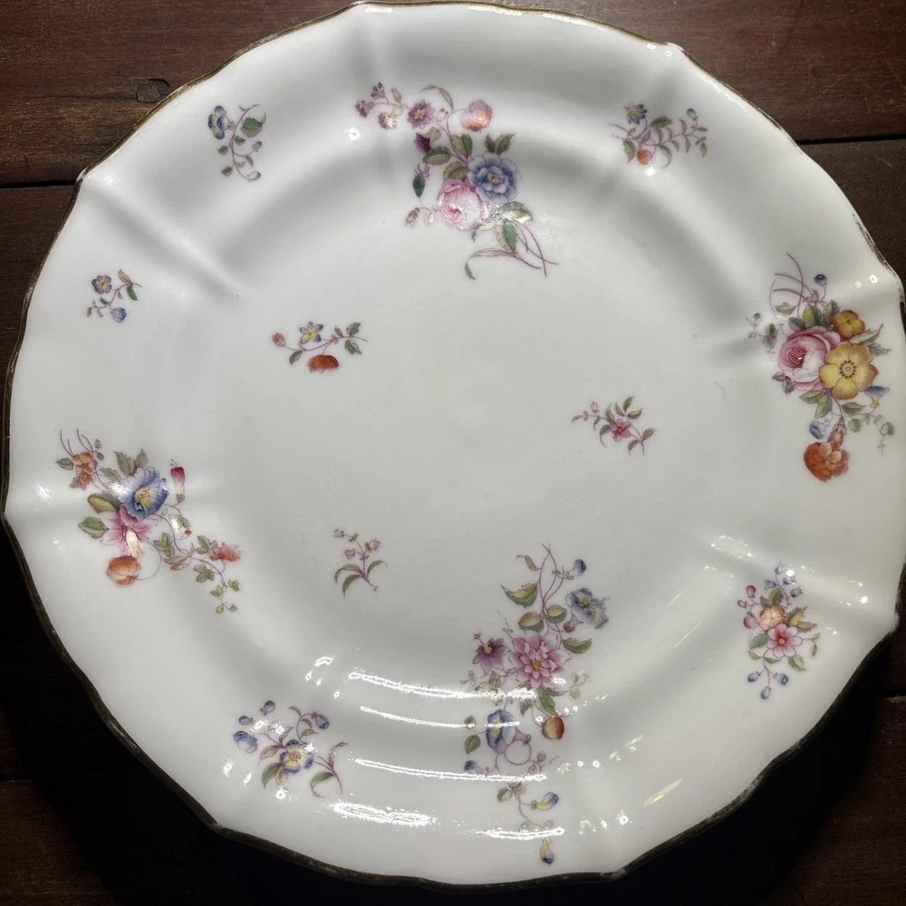 Vintage Porcelain Plates Lot If Two. Floral,‎ Gold Trim. 8.5 Inches.